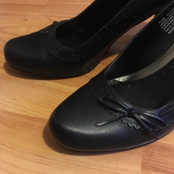 Kenneth Cole Reaction black leather heels with bow - Picture 2 of 10